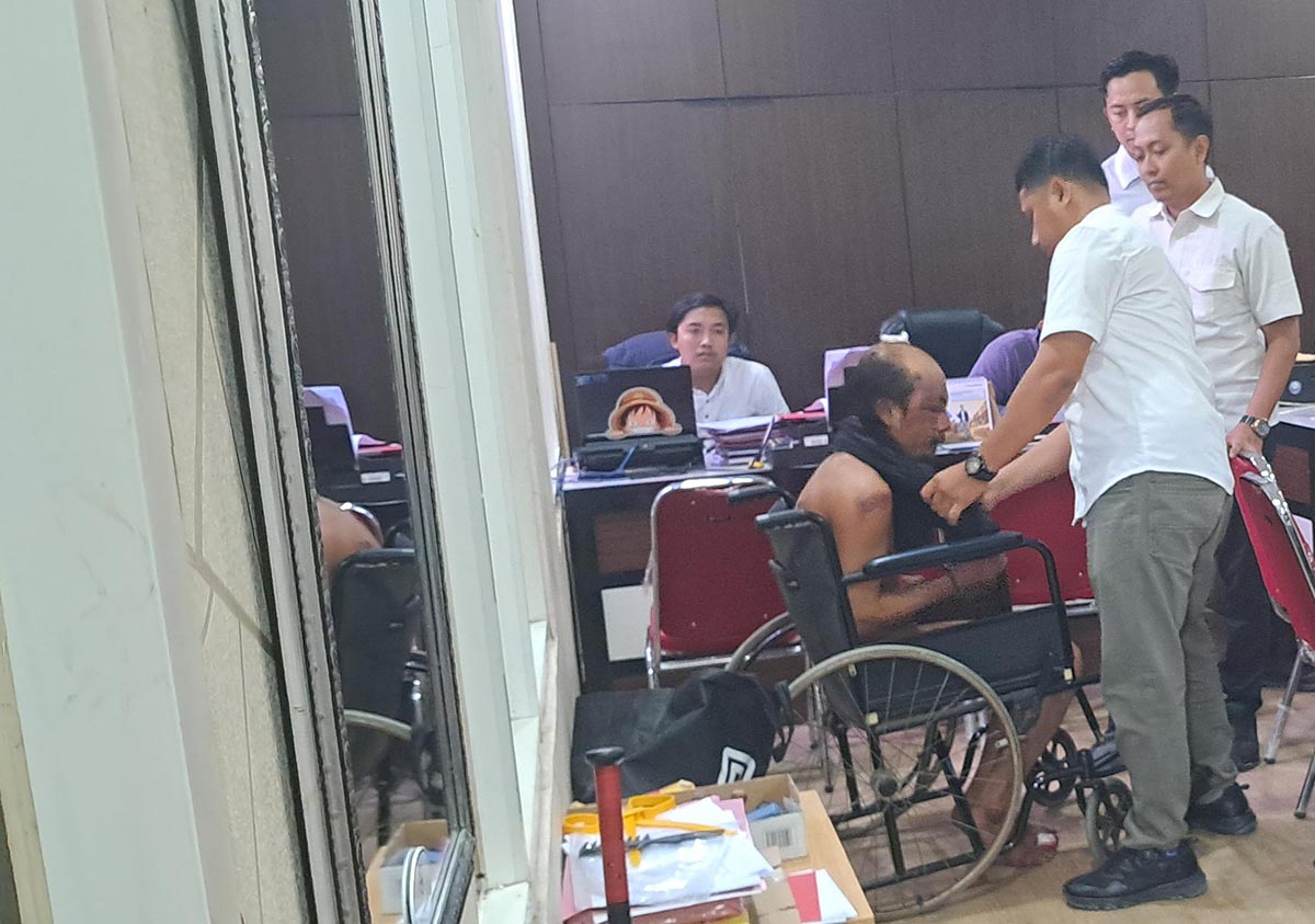 JADI AMUKAN MASSA: Ahmada Zaini yang menjadi tersangka pencurian motor di Desa Banyubang, Kecamatan Solokuro, duduk di kursi roda dengan luka tubuh karena diamuk massa. (GAMAL A/RDR.LMG)