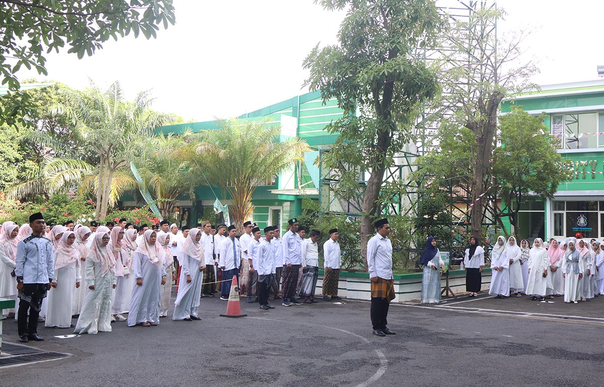 SUDAH DIAGENDAKAN KAMPUS TIAP TAHUN: apel peringatan Hari Santri Nasional DI halaman Universitas Islam Lamongan. (AHMAD ASIP/RDR.LMG)