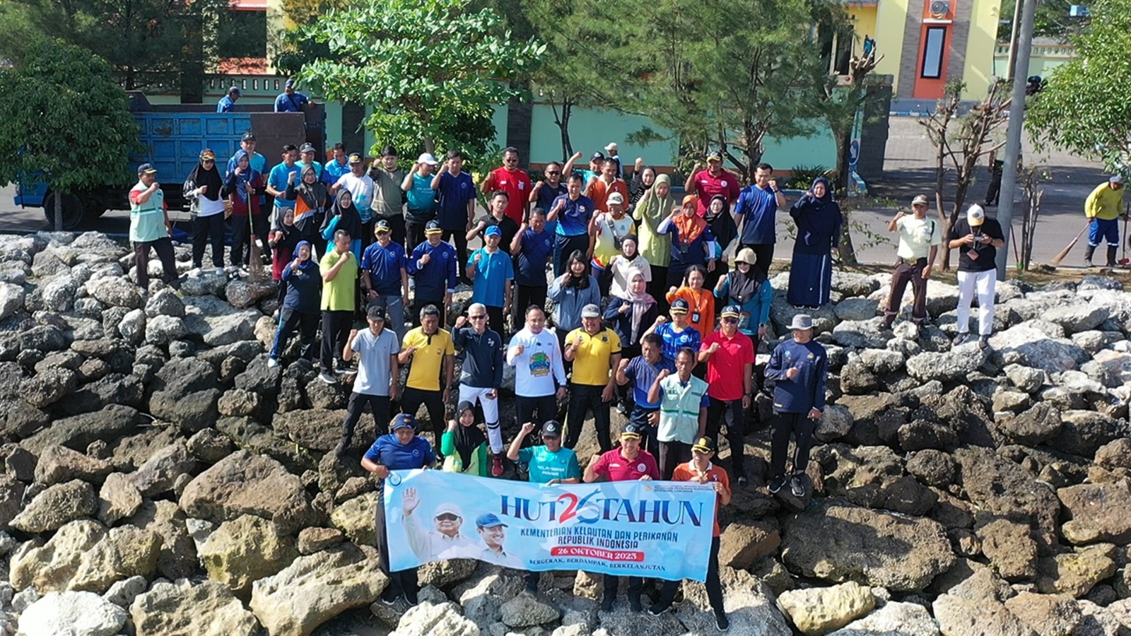 KEBERSAMAAN : Berbagai elemen perikanan dan kelautan di Lamongan menghadiri tasyakuran HUT ke-26 KKP di TPI Brondong.