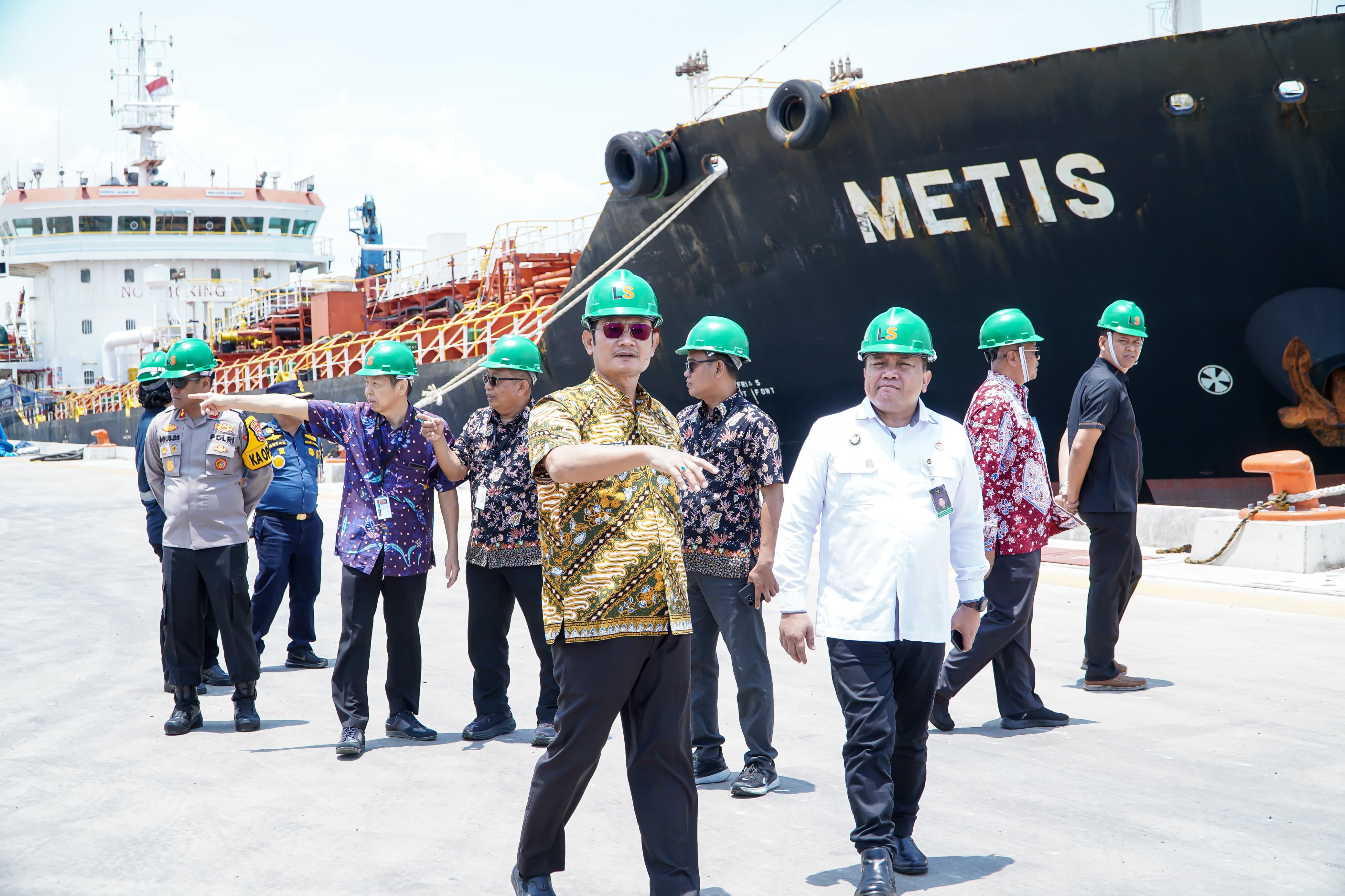 Bupati Yes saat mendampingi Tim Kementerian Koordinator Bidang Politik dan Keamanan untuk meninjau Pelabuhan Tanjung Pakis di Desa Kemantren, Kecamatan Paciran.