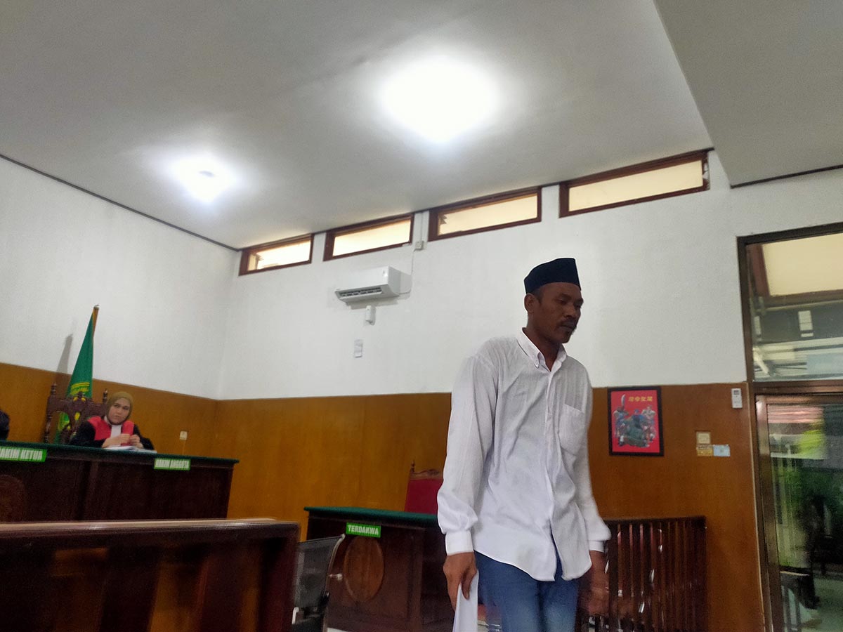 DITUNTUT 1,5 TAHUN: Edi Saputro menjalani sidang kasus pencurian ayam Bangkok di Pengadilan Negeri Lamongan.  (IST/RDR.LMG)