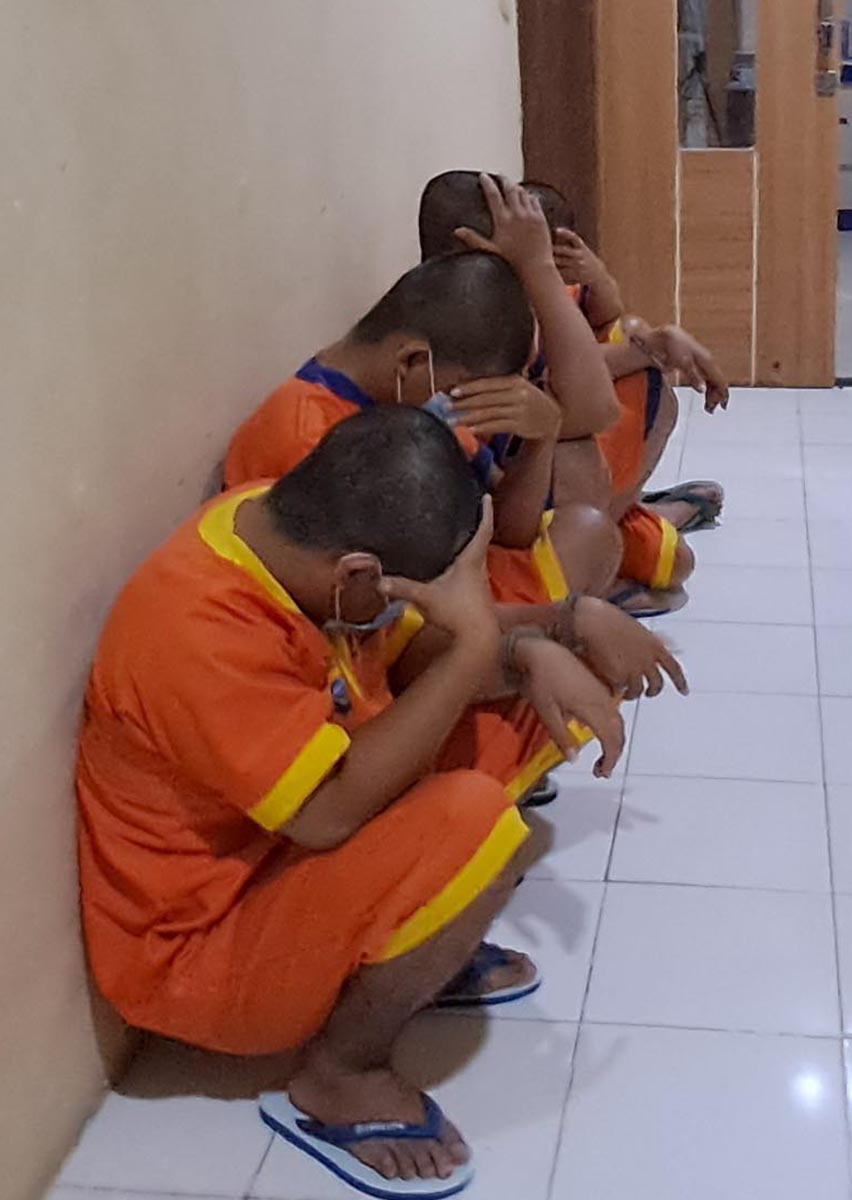 SPDP SUDAH TERKIRIM: Empat tersangka kasus pencurian dengan pemberatan (curat) ATM nasabah di minimarket Jalan Basuki Rahmat Lamongan. (GAMAL A/RDR.LMG)