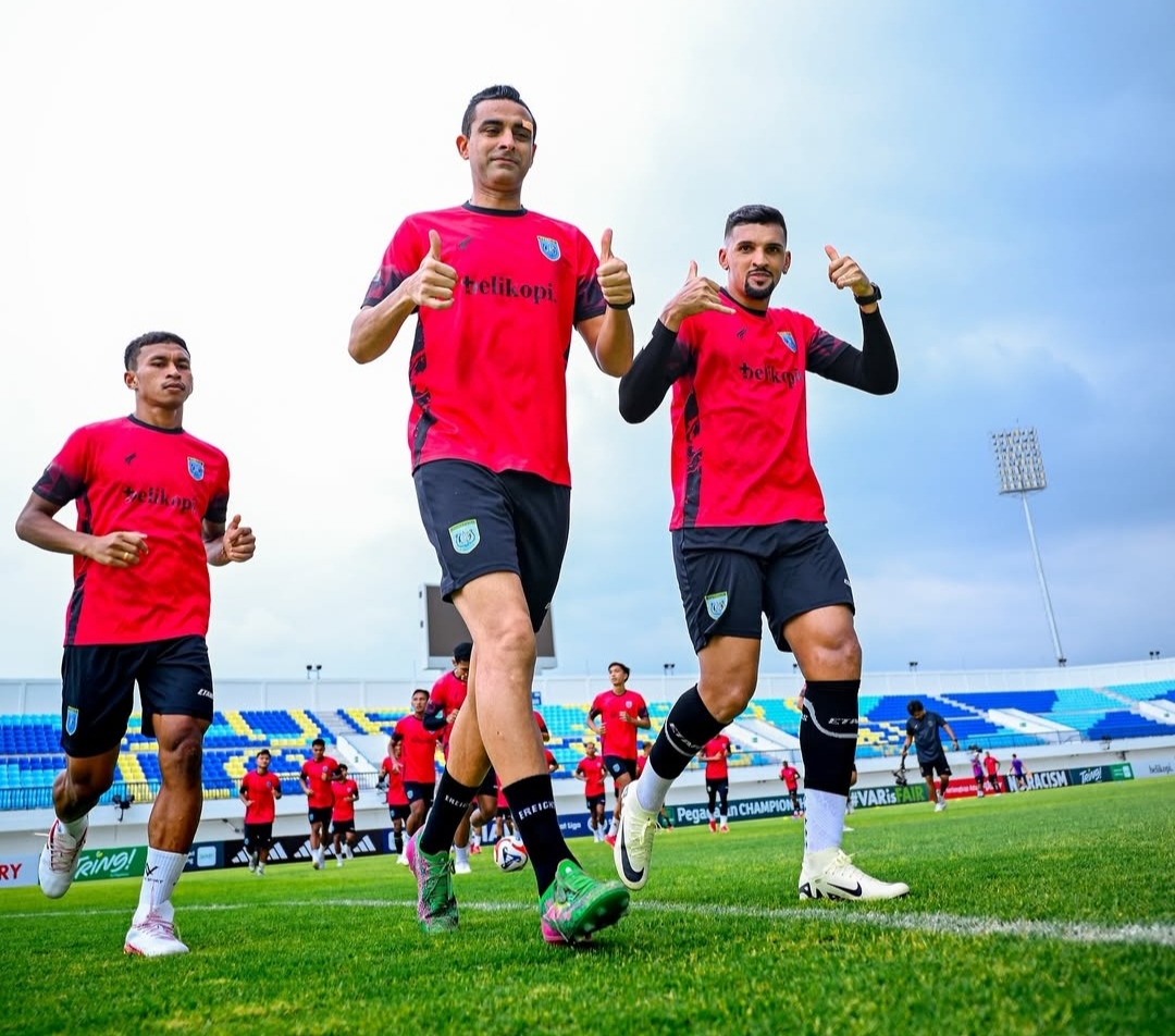 Pemain Persela Lamongan saat berlatih di Stadion Surajaya Lamongan, mereka siap melawan PSS Sleman sore ini (25/10). (Instagram Persela)