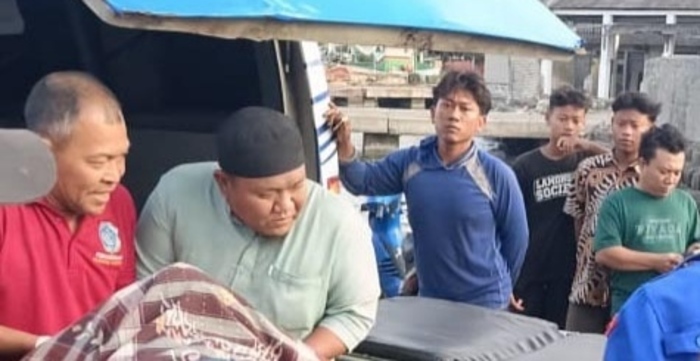DIANGKUT AMBULANS: Jenazah Nahkoda Kapal Motor Barokah Makmur yang meninggal setelah mengalami kejang saat melaut. (IST/RDR.LMG)