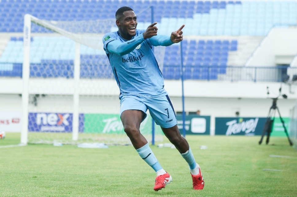 Jhon Mena berselebrasi usai mencetak gol ke gawang PSS Sleman