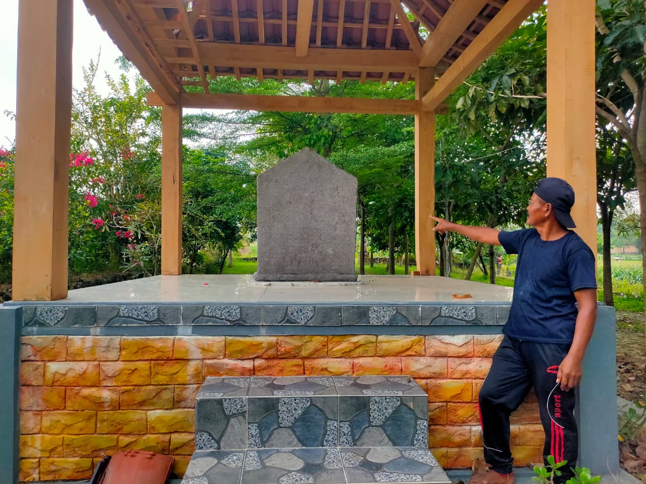 TERAWAT: Salah satu prasasti yang berada di sekitar Candi Pataan.