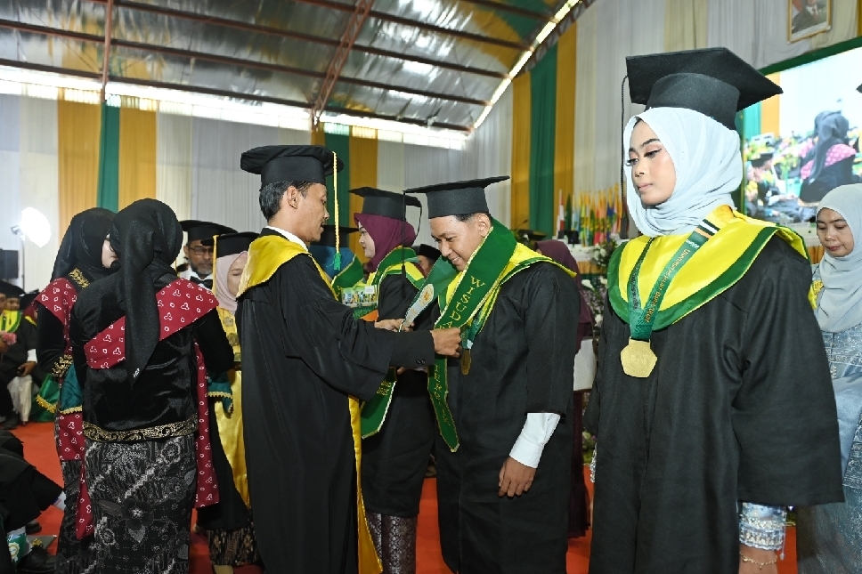 Rektor Unisda Lamongan, Muhammad Hafidh Nashrullah, S.E., M.M., mengukuhkan wisudawan dalam prosesi Wisuda Sarjana dan Pascasarjana 2025 di Gedung Serbaguna Unisda.