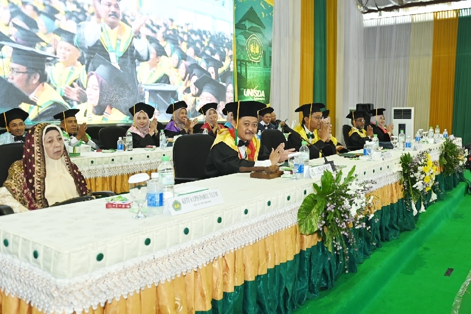 Pimpinan dan senat Unisda Lamongan menghadiri Wisuda 2025 dengan khidmat. Rektor Hafidh Nashrullah mengumumkan capaian akreditasi Unggul dan rencana pembukaan Program Doktoral (S3) Studi Islam.