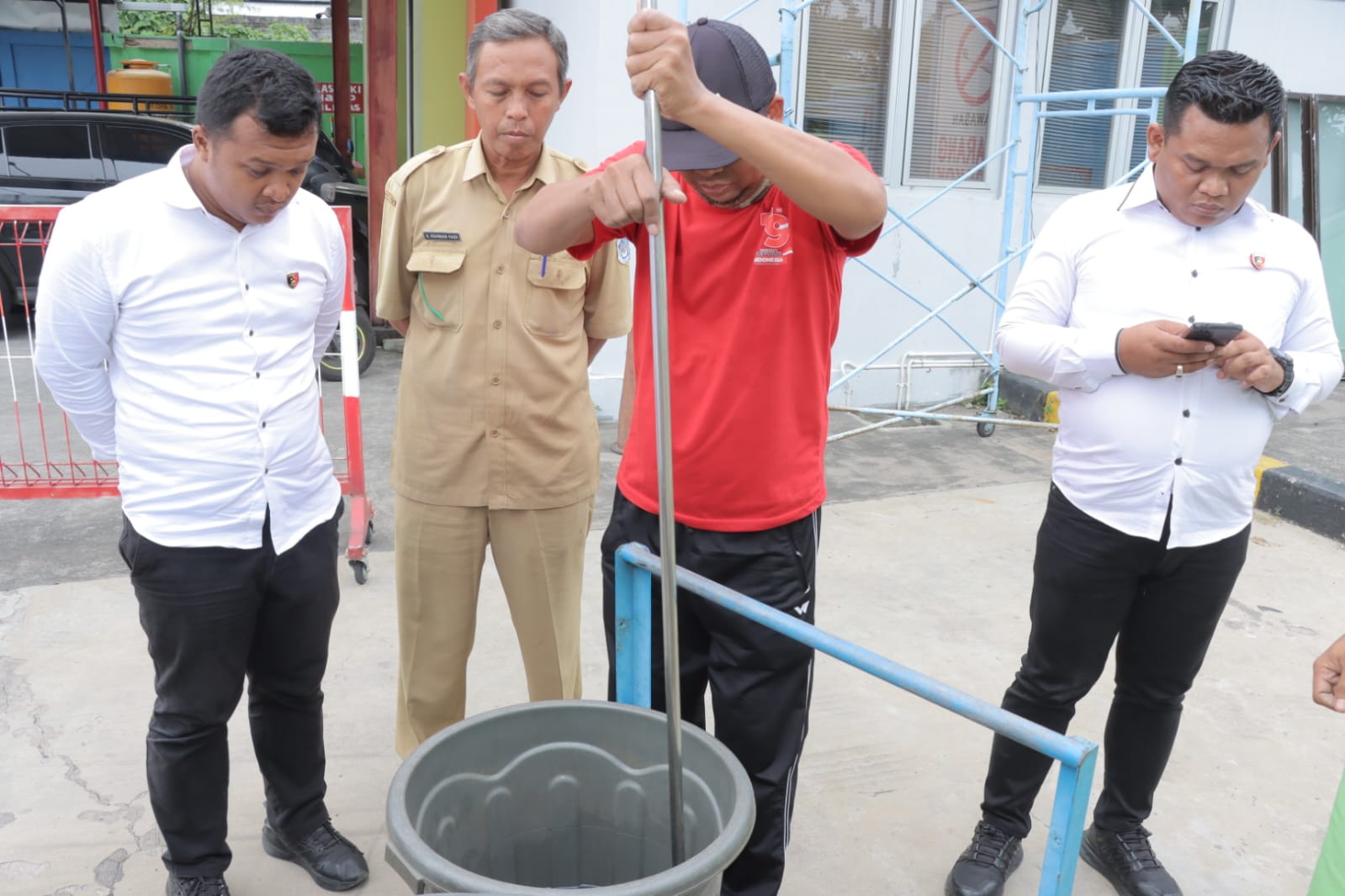 Petugas dari Polres Lamongan dan Disperindag melakukan pengecekan di salah satu SPBU.