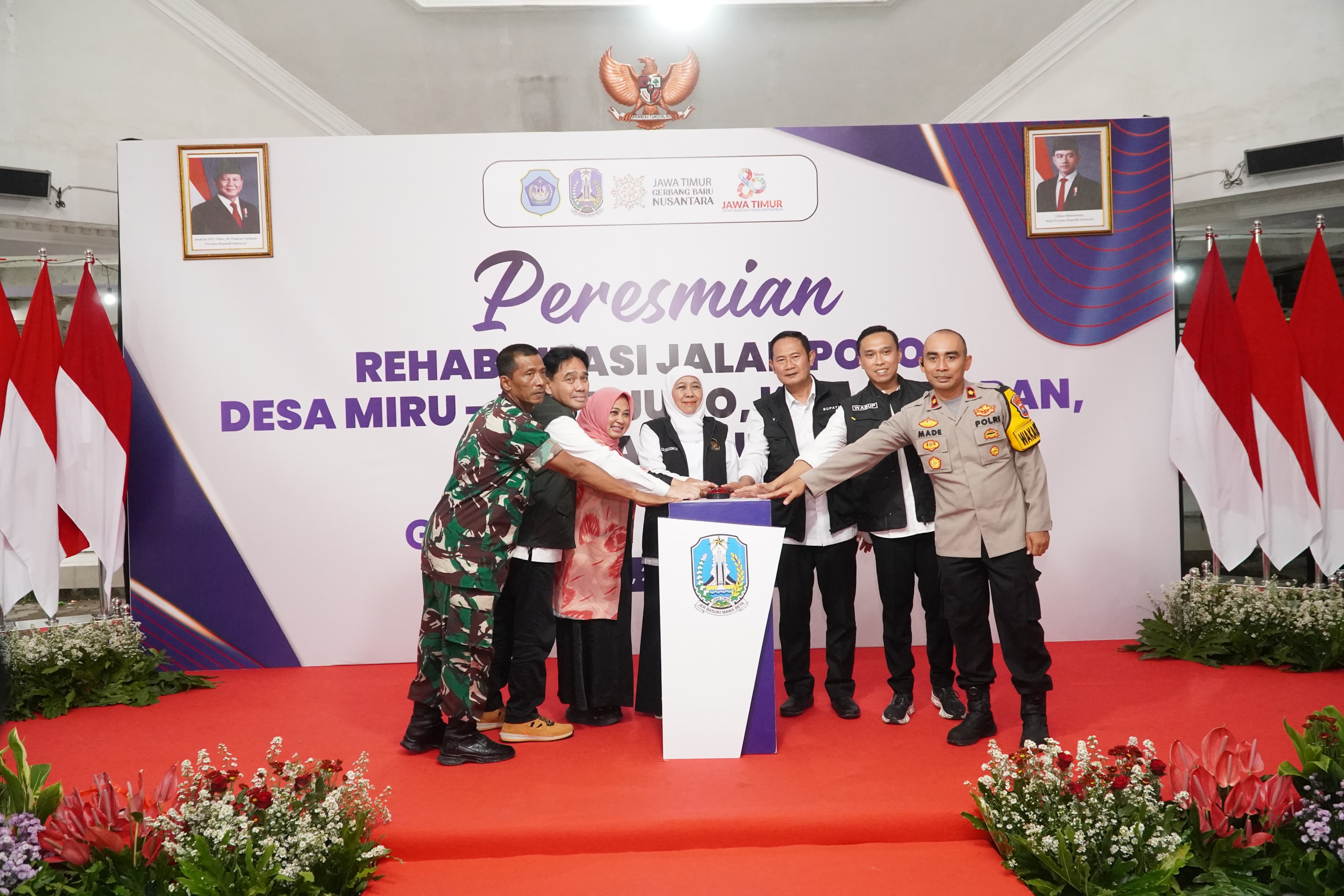 MEMBERIKAN MANFAAT: Gubernur Jatim Khofifah Indar Parawansa, didampingi Bupati Yes dan Wabup Mas Dirham serta jajaran Forkopimda Lamongan, meresmikan jalan Desa Miru Jugo.