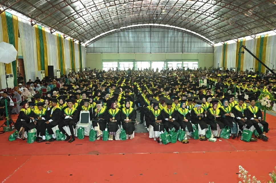 Wisudawan Unisda Lamongan khidmat mengikuti prosesi Wisuda Sarjana dan Pascasarjana 2025, menandai keberhasilan perjuangan mereka berlandaskan nilai-nilai Islam.