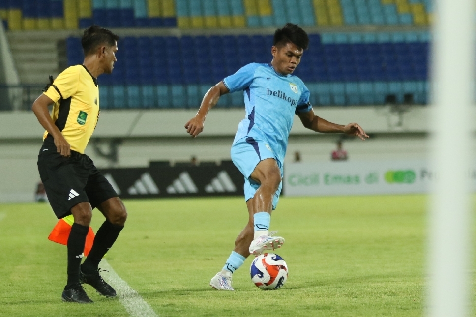 Bek kanan Persela, Rafiud Drajad mendapat sanksi larangan empat kali pertandingan.