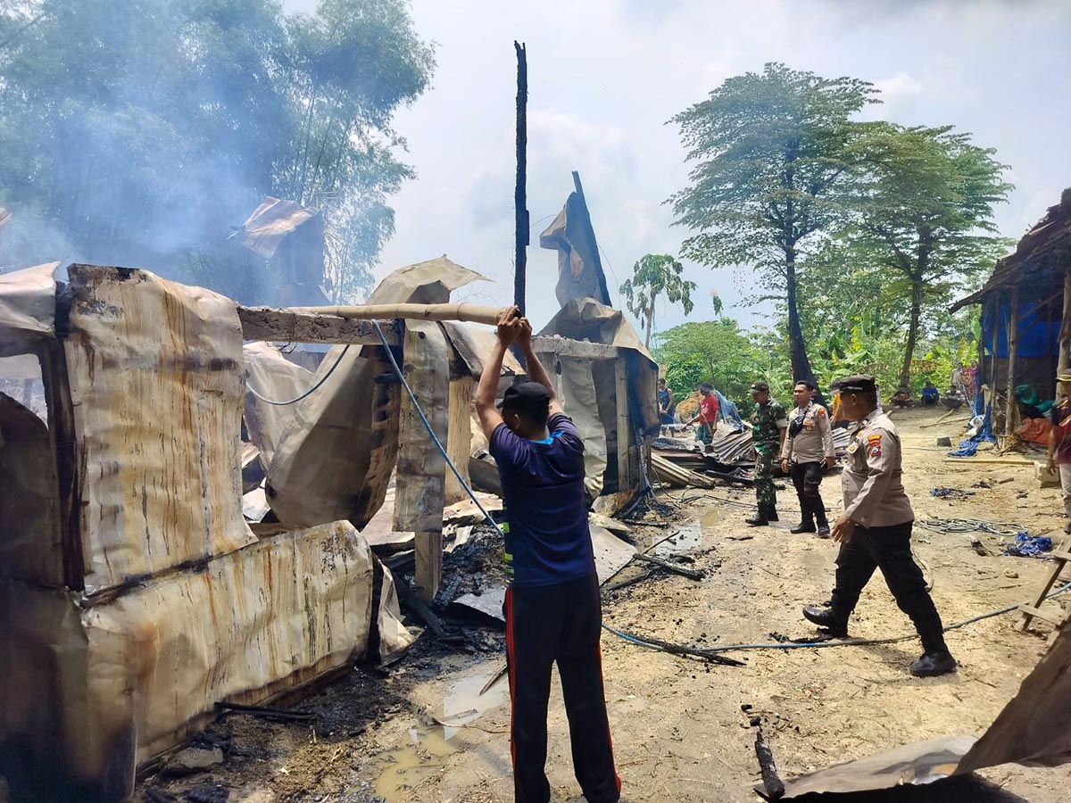 RUGI PULUHAN JUTA: Gudang oven tembakau di Kecamatan Kedungpring yang terbakar. (IST/RDR.LMG)