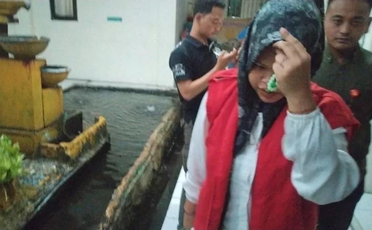 MASIH PIKIR - PIKIR: Shinta Zuwita Sari, mucikari yang menyediakan hubungan seks threesome keluar dari ruang sidang Pengadilan Negeri Mojokerto, kemarin (23/10). (farisma/jprm)