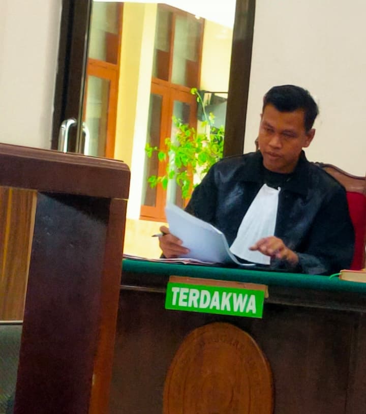 Penasihat hukum terdakwa Warsidi, Arif Hidayat saat membacakan pledoi dalam sidang di Pengadilan Negeri (PN) Lamongan.