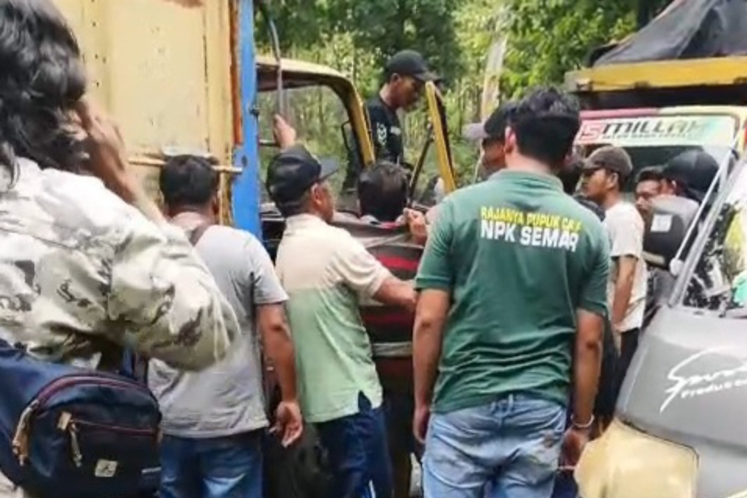 Proses evakuasi sopir truk yang terlibat laka lantas di Girik, Kecamatan Ngimbang, Selasa (28/10).