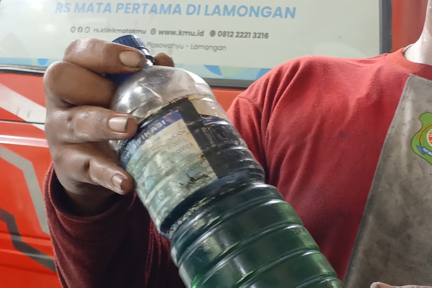 Seorang montir di Lamongan memperlihatkan hasil pengurasan tangki mobil berisi BBM jenis Pertalite.