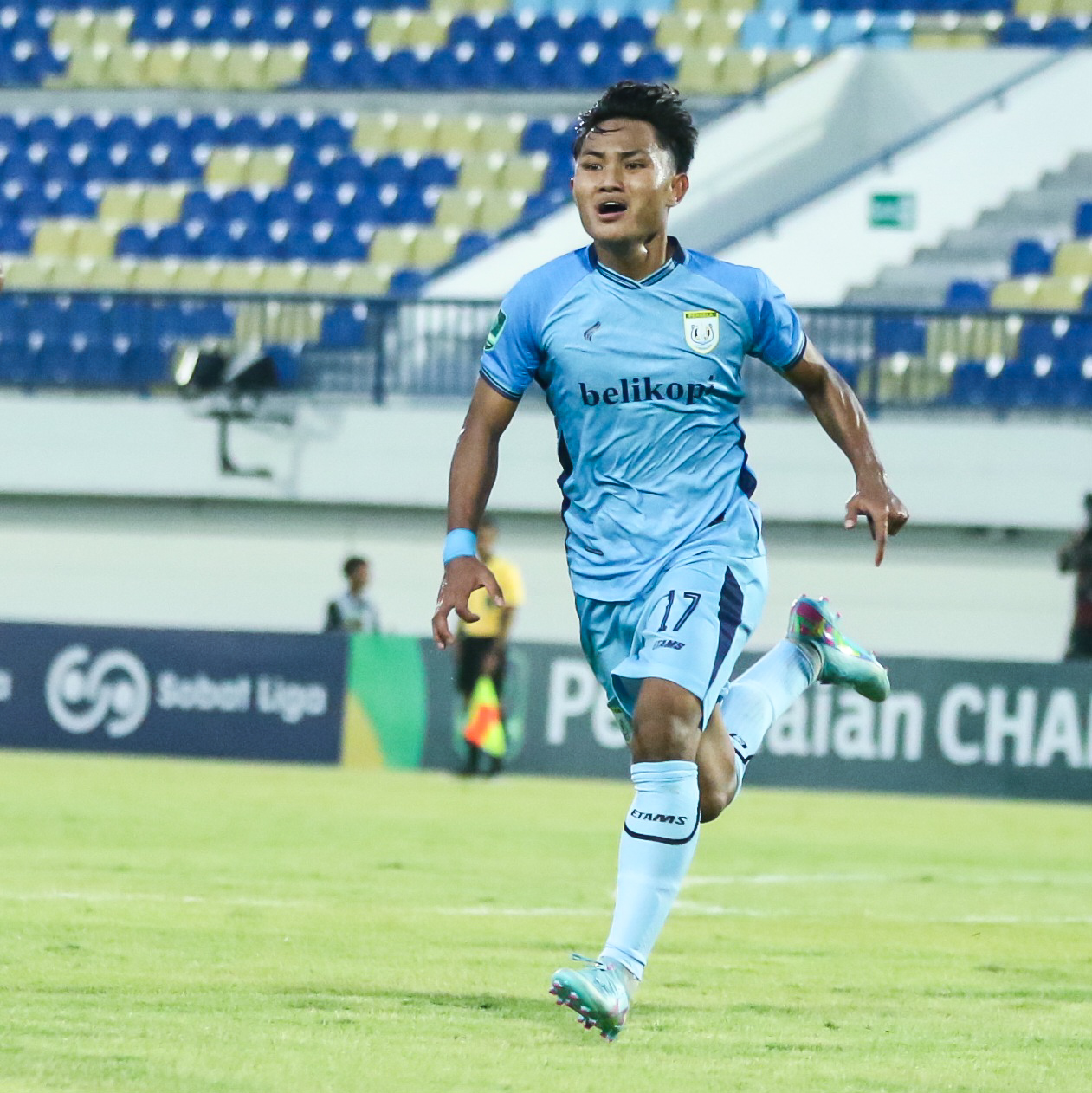 MAKIN PERCAYA DIRI: Pemain U-21 Persela, M. Sadewa usai melesakkan gol ke gawang PSS Sleman, yang mengantarkan timnya menang 2-1 di kandang.