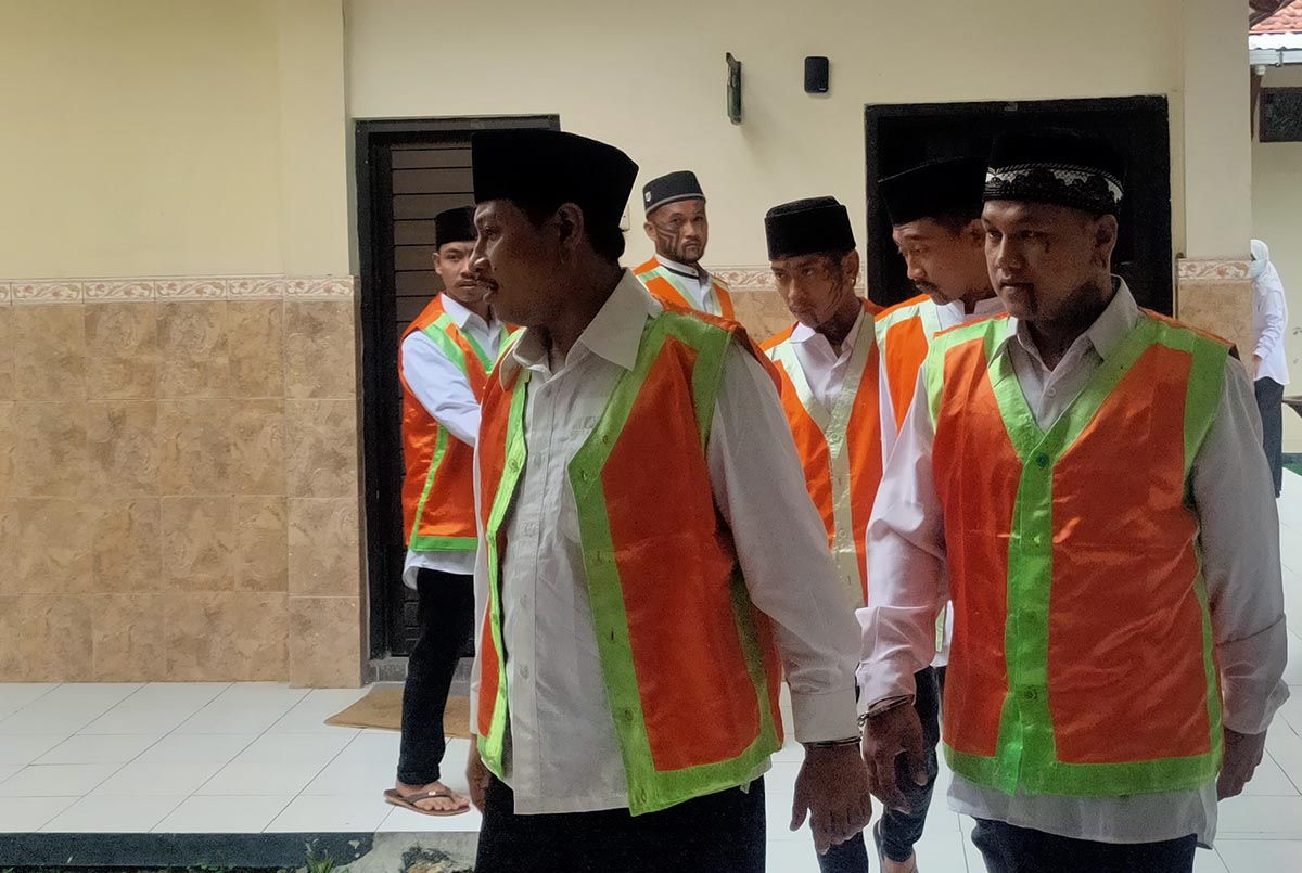 ADA YANG SUDAH PERNAH DIHUKUM: Enam terdakwa pengeroyok anak di bawah umur menjalani persidangan di Pengadilan Negeri Lamongan. (IST/RDR.LMG)