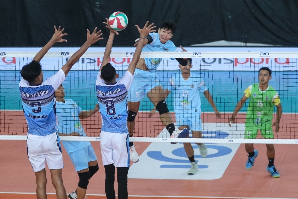 Pemain HTJ Lamongan melakukan smash keras ke arah blok ganda Kaur Gurita Bengkulu dalam lanjutan Livoli Divisi 1 2025 di Sport Center Lamongan.