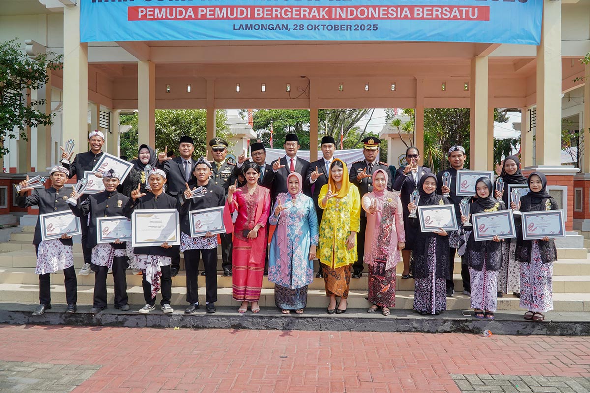 FOTO BERSAMA: Bupati Yes dan Wabup Mas Dirham bersama istrinya, Ketua DPRD Freddy Wahyudi dan forkopimda saat foto dengan para pemuda dan pemudi Lamongan yang berprestasi. (HUMAS KOMINFO/RDR.LMG)