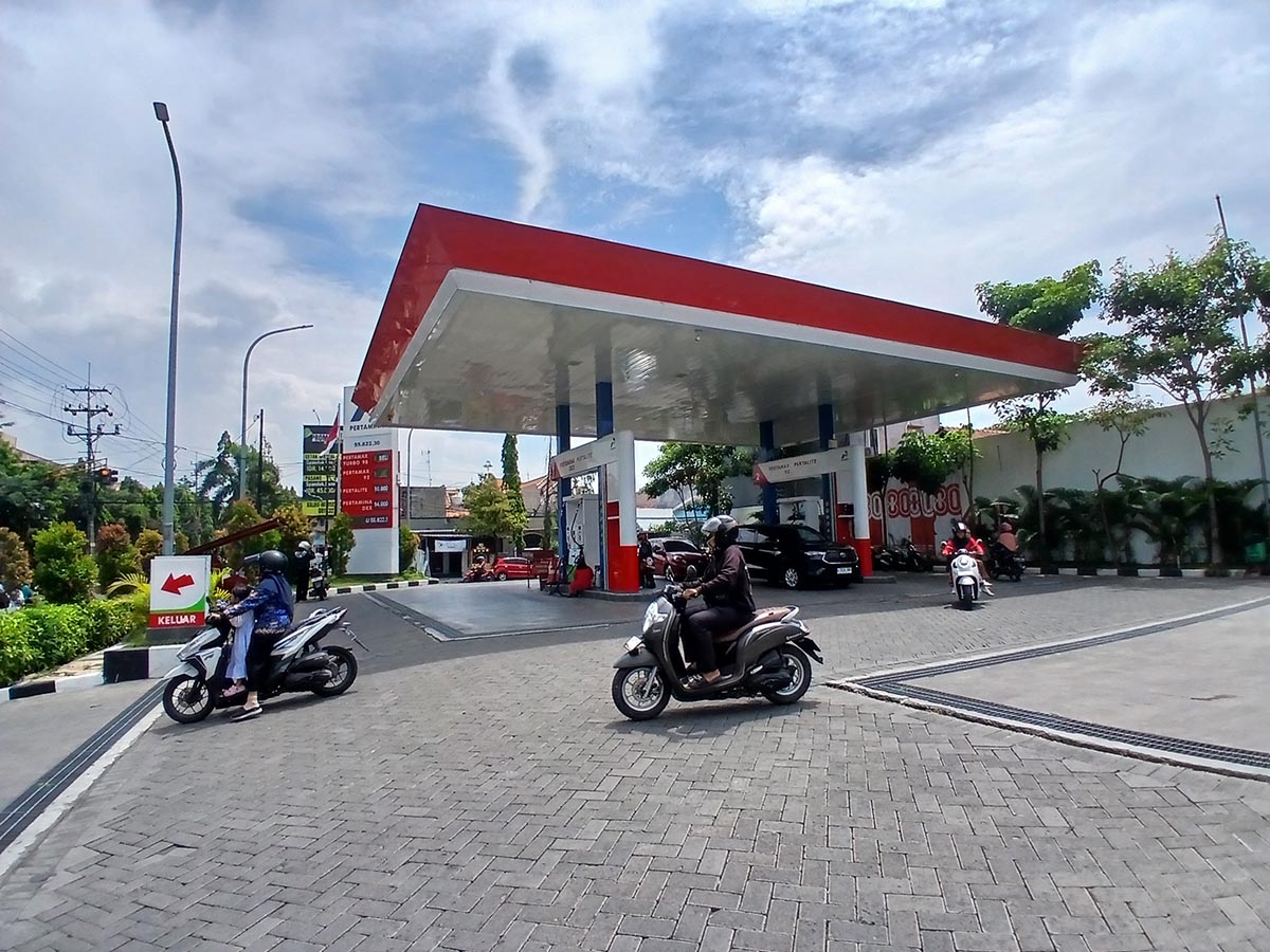 DISTRIBUSI NORMAL: SPBU di Lamongan mendapatkan kiriman Pertalite dari fuel Tuban. (ANJAR DWI PRADIPTA/RDR.LMG)