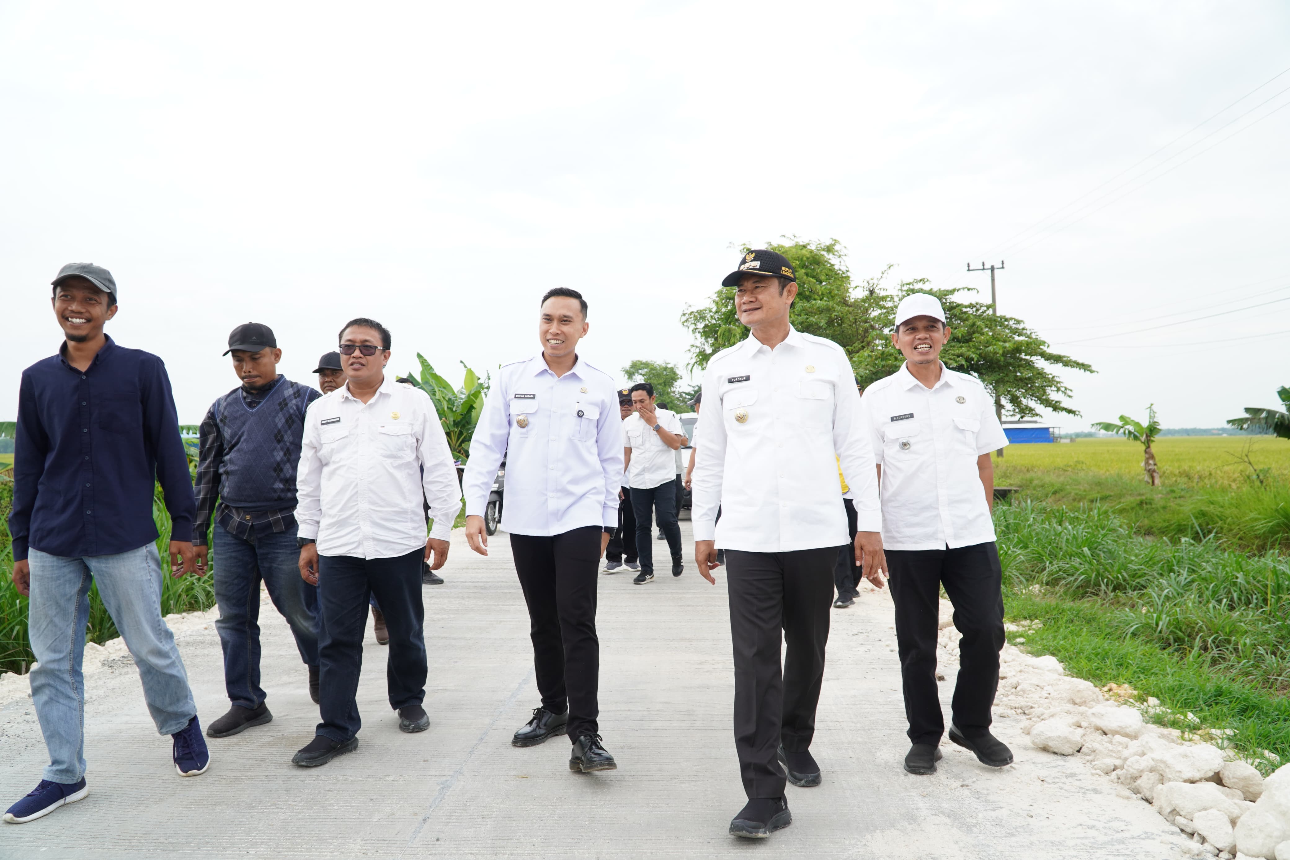 PROGRAM PRIORITAS: Bupati Yes dan Wabup Dirham beserta jajaran saat melakukan pengecekan pembangunan jalan di sejumlah ruas.