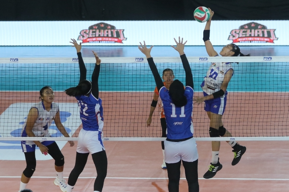 Pemain Skavola Sae Lamongan (biru) tak mampu membendung serangan dari tim Triple