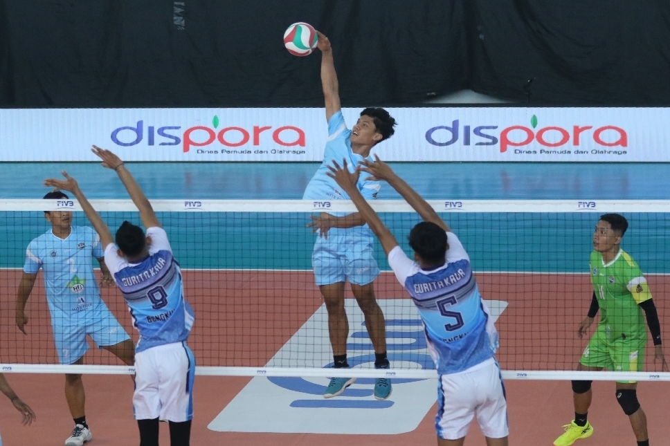 Pemain HTJ Lamongan Megilan saat bertanding melawan tim Kaur Gurita Bengkulu pada babak penyisihan Livoli Divisi 1 2025 di Sport Center Lamongan.