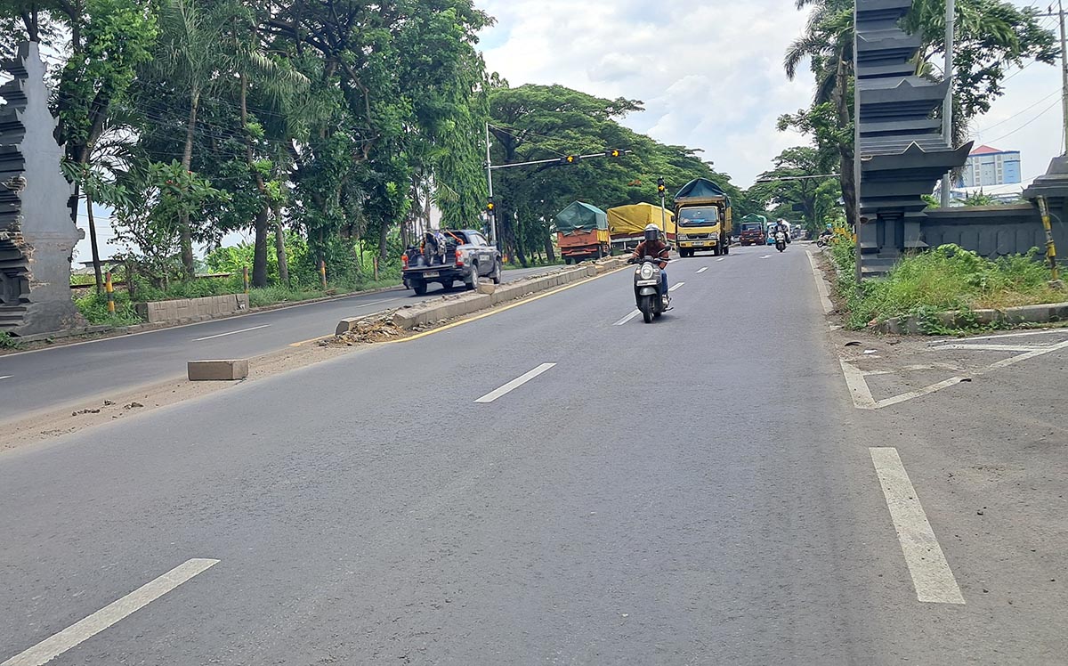 BAKAL DIPASANG BARRIER: Median jalan yang sering dinaiki kendaraan yang menuju jalan lingkar utara. (GAMAL A/RDR.LMG)