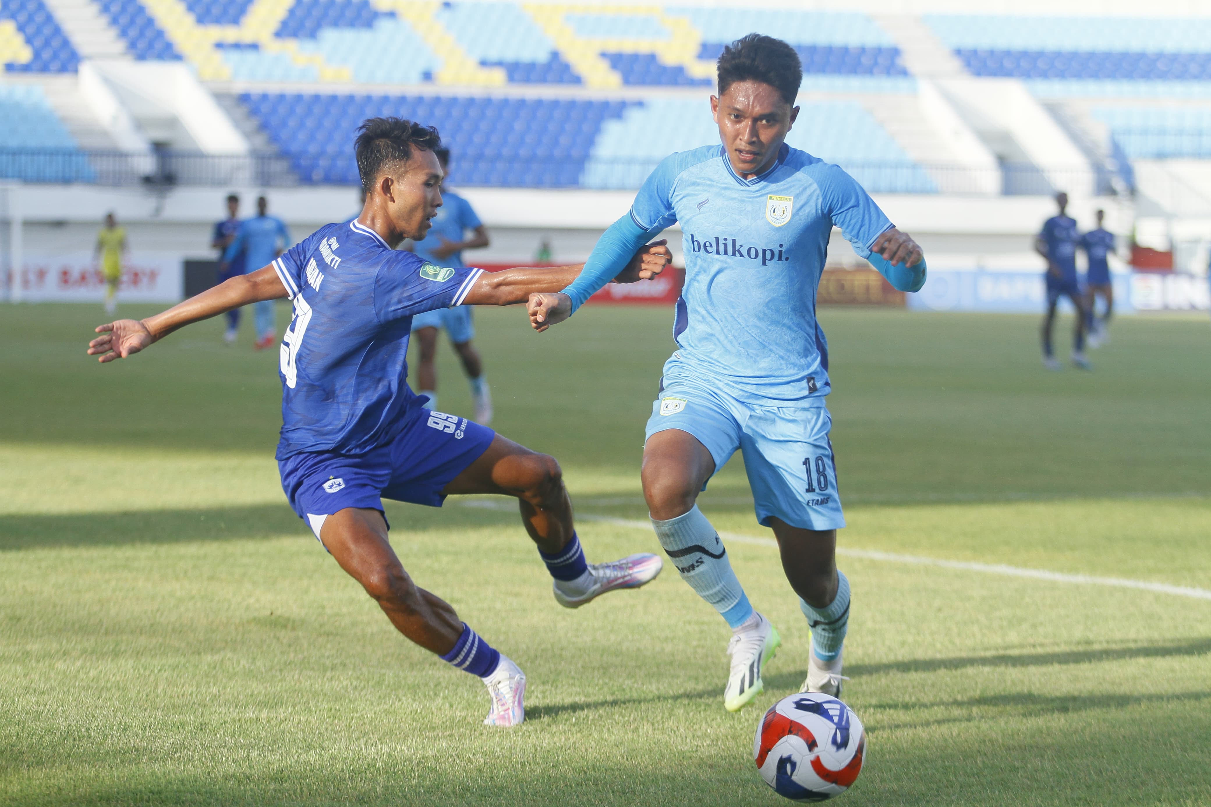 Persela Lamongan bermain imbang saat menjamu tim PSIS Semarang di Stadion Surajaya, Jumat (31/10)