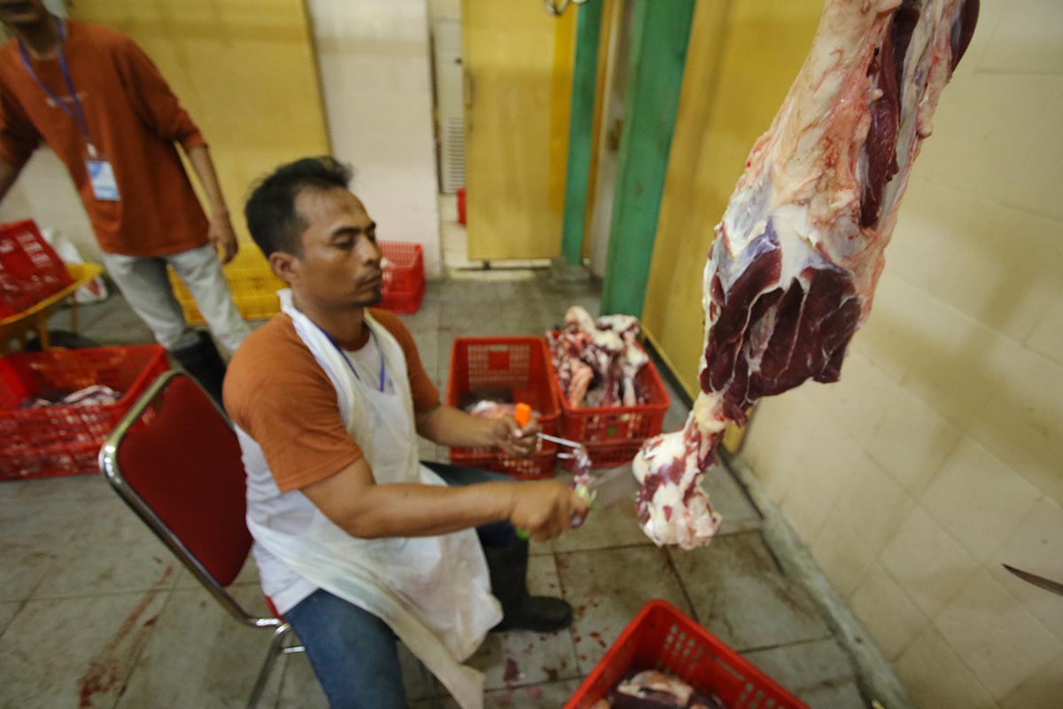 SETORAN PAD KURANG BANYAK: Pekerja RPH saat melakukan pemotongan daging sapi.  (ANJAR DWI PRADIPTA/RDR.LMG)