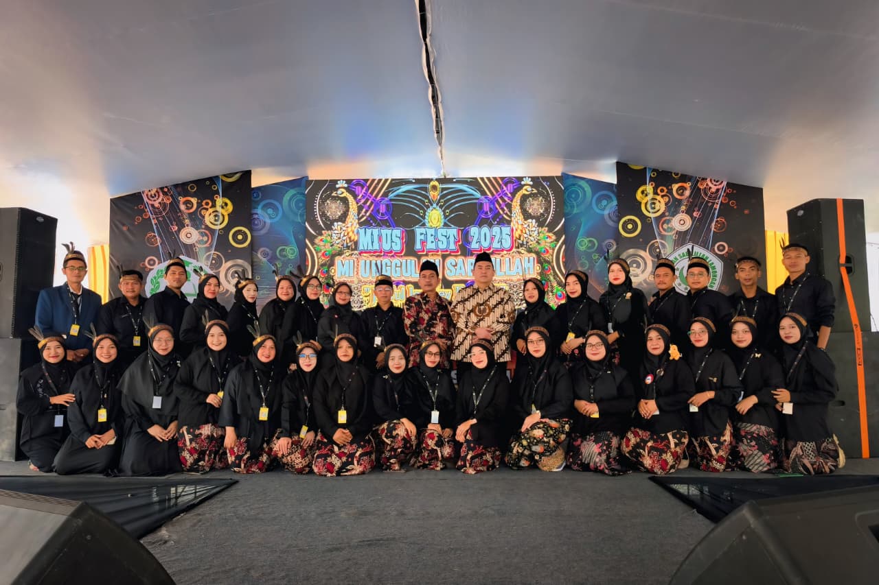 SUKSES: Ketua Yayasan Sabilillah Lamongan, H. Ongki Wijaya Ismail Putra, ST foto bersama dengan Kepala MI Unggulan Sabilillah, Ustadzah Uswatun Hasanah, MA dan ustad ustadzah MIUS.