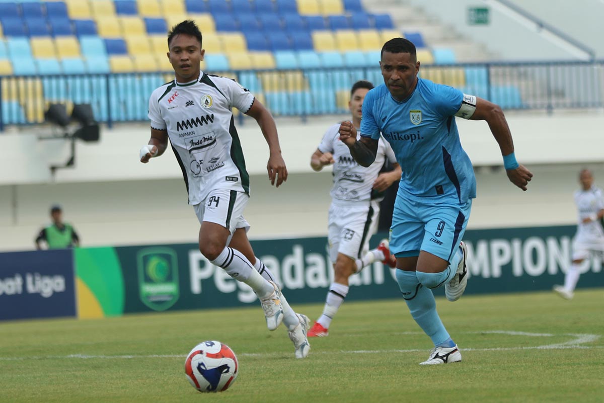 BANYAK PENGALAMAN: Beto Goncalves saat beraksi di lapangan. Dia diharapkan bisa lebih berkonstribusi bagi Persela di laga &ndash; laga berikutnya.  (ANJAR DWI PRADIPTA/RDR.LMG)