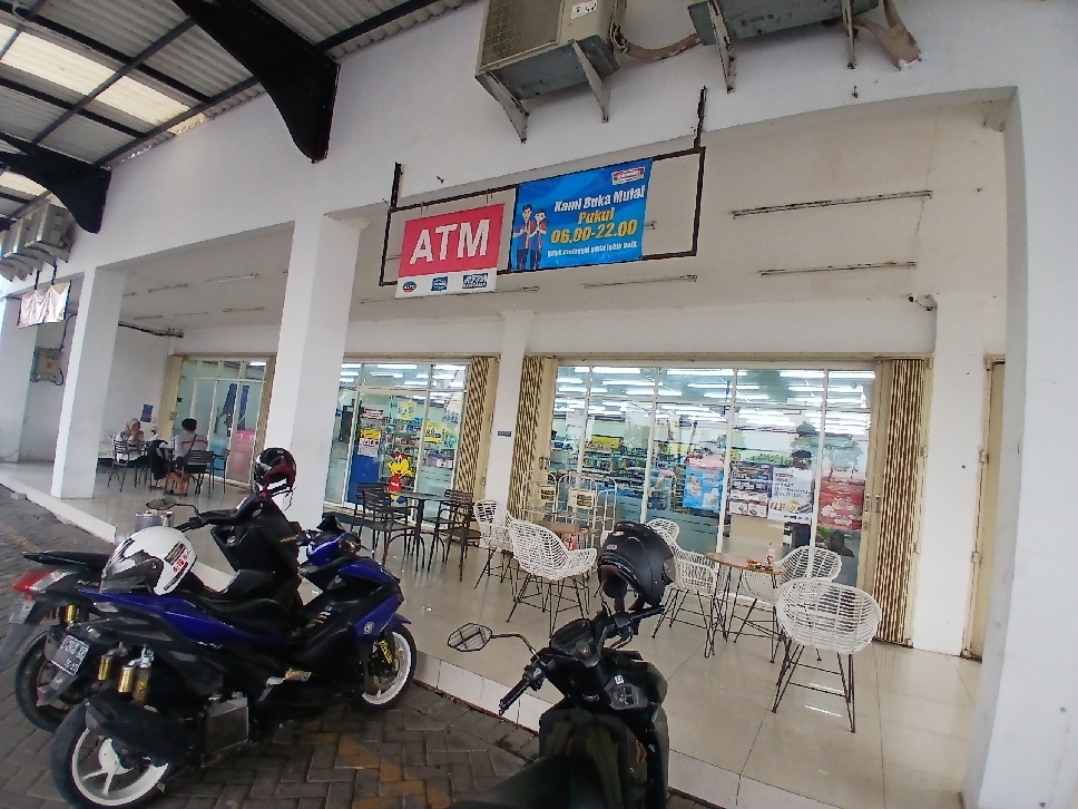 Satpol PP bakal menempeli stiker pada toko modern yang melanggar jam operasional buka atau tutup.