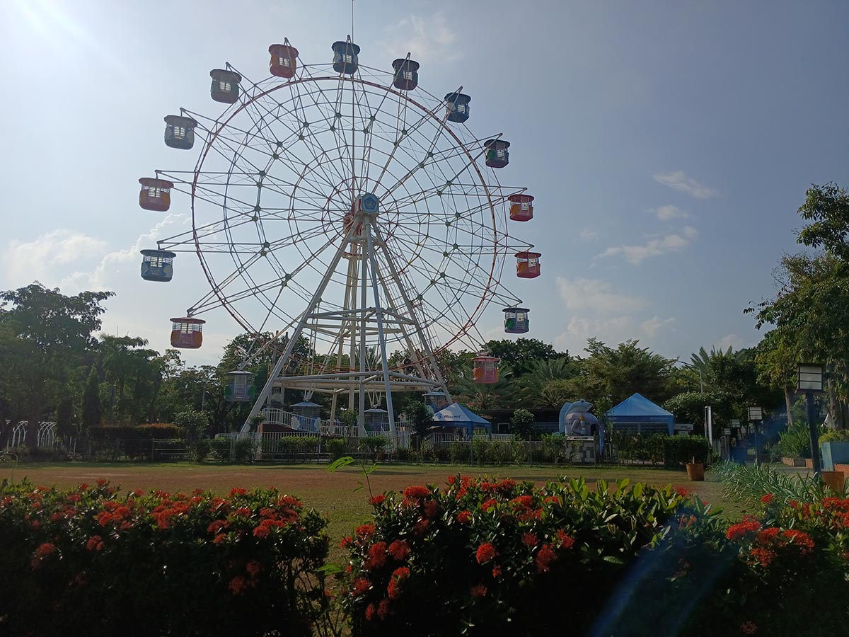 KEJAR TARGET: Wahana permainan bianglala di Alun &ndash; Alun Kota Lamongan ditargetkan Rp 412 juta tahun ini. (ANJAR DWI PRADIPTA/RDR.LMG)