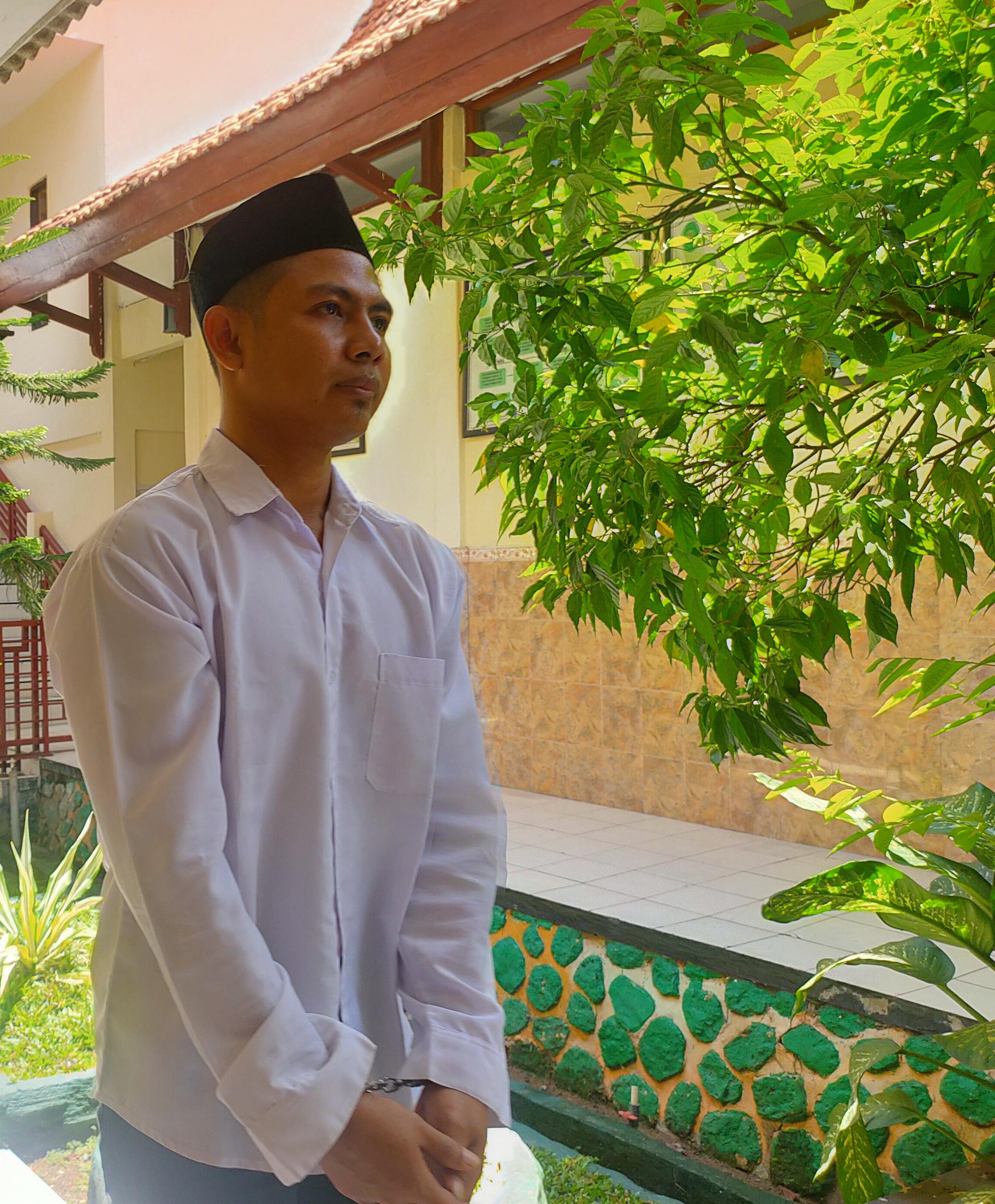 AJUKAN PK: Jayus Setiawan, terpidana kasus kepemilikan ganja dan pil dobel L yang divonis sebelaas tahun penjara. (IST/RDR.LMG)