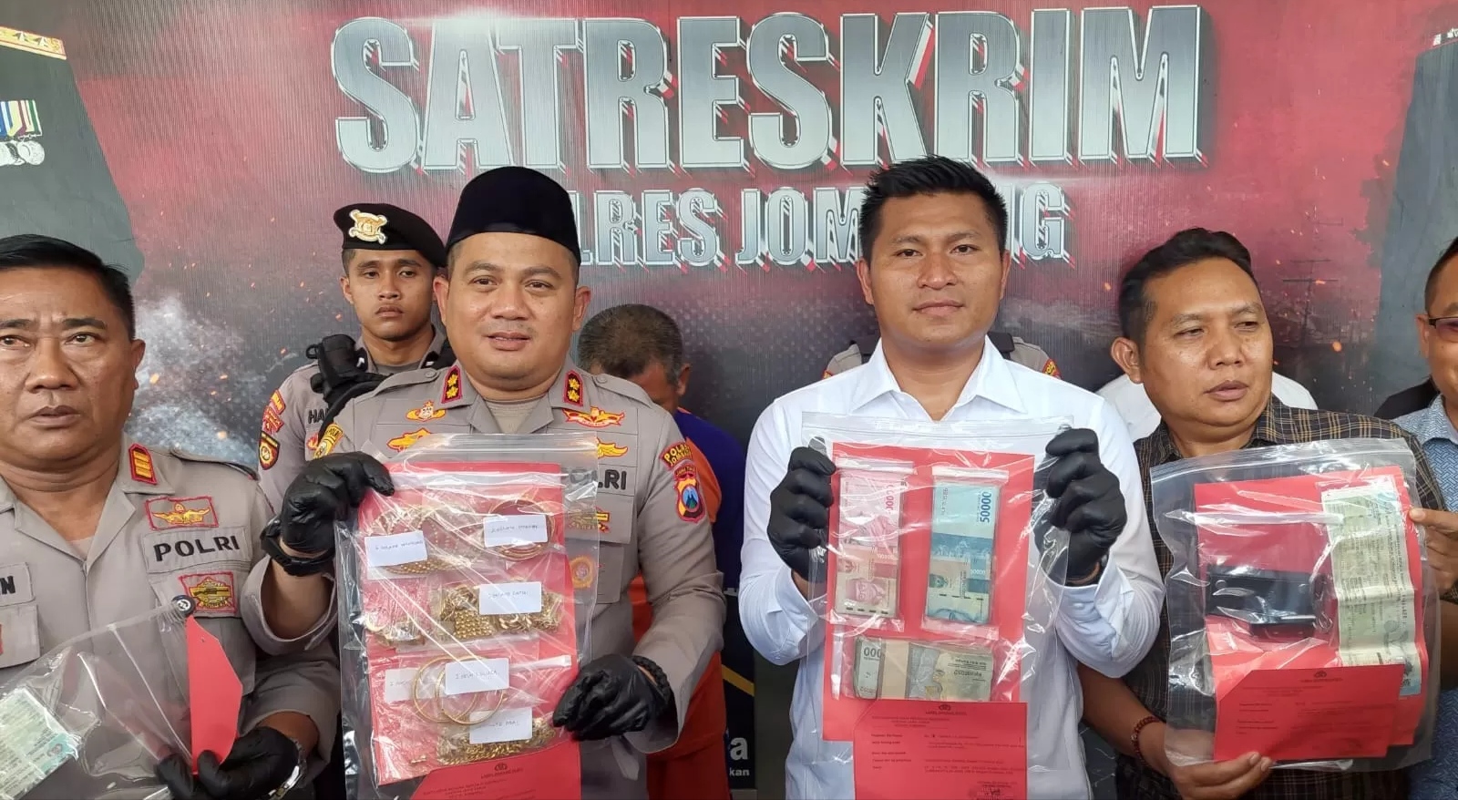 Polisi menunjukkan barangbukti perhiasan dan uang yang dirampas pelaku dari korban (Achmad RW/Radar Jombang)