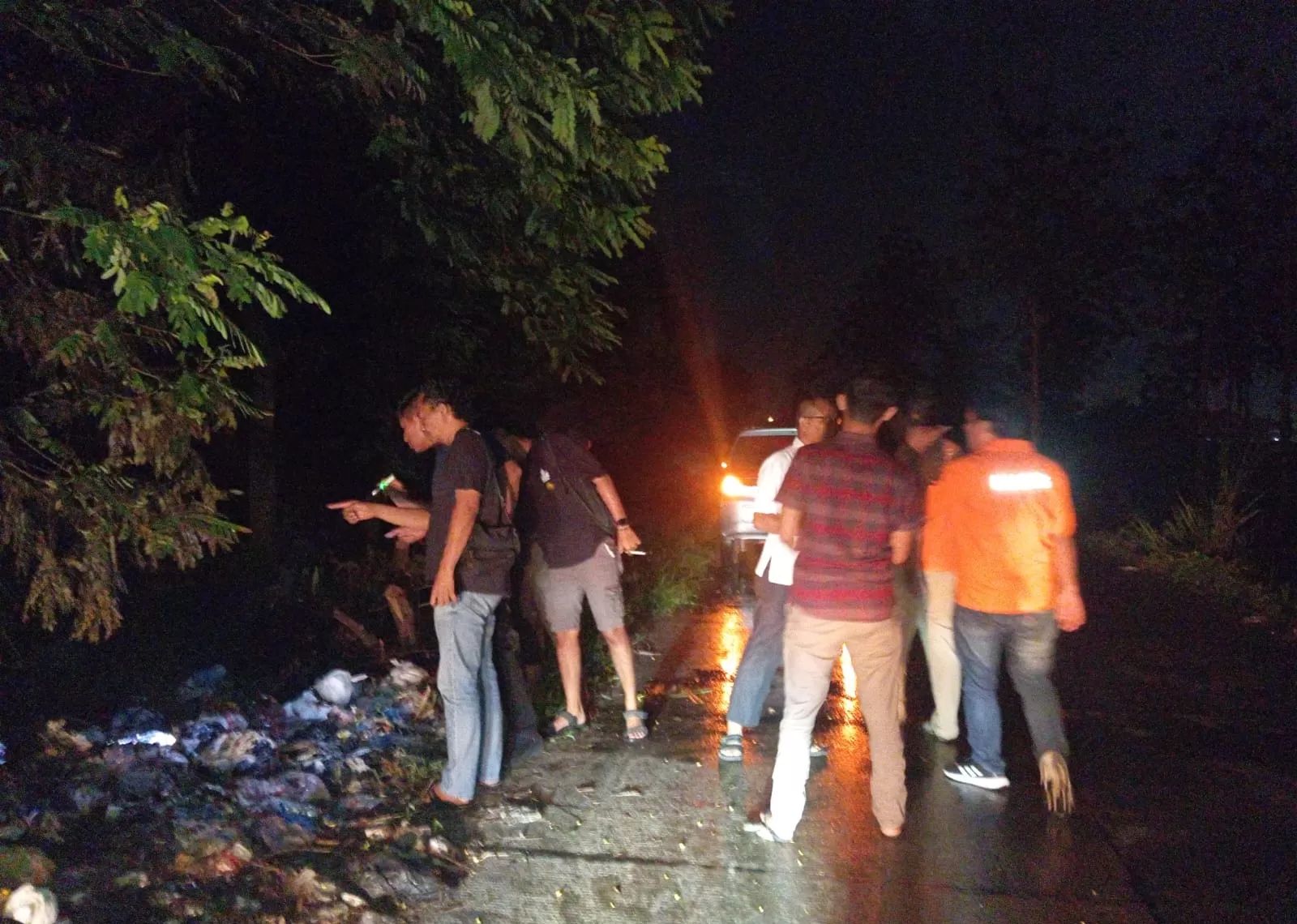 Polisi saat melakukan olah kejadian perkara di lokasi pembuangan mayat mutmainah (Achmad RW/Radar Jombang)