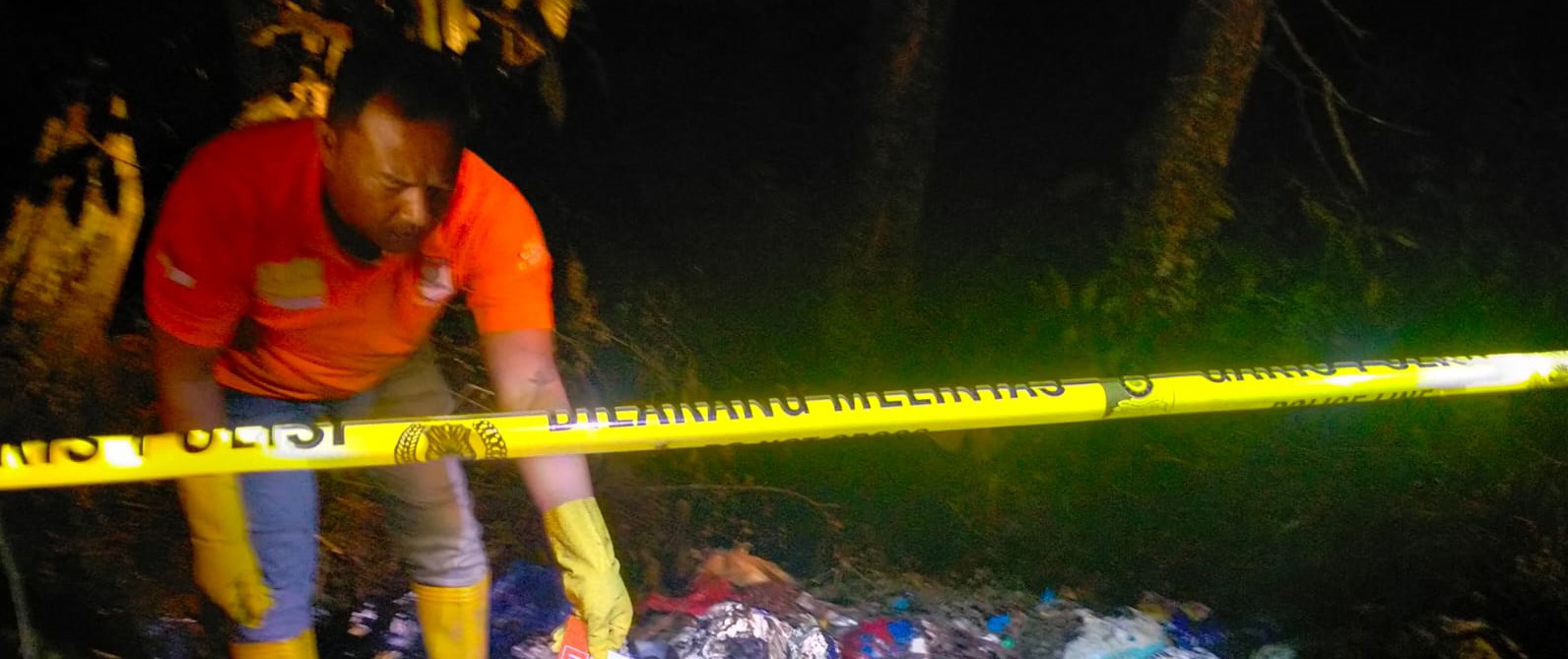 OLAH TKP: Polisi yang mencari petunjuk di lokasi penemuan mayat perempuan terbakar  di tempat pembuangan sampah liar pada areal hutan Desa Lawak, Ngimbang, Lamongan. (IST/RDR.LMG)