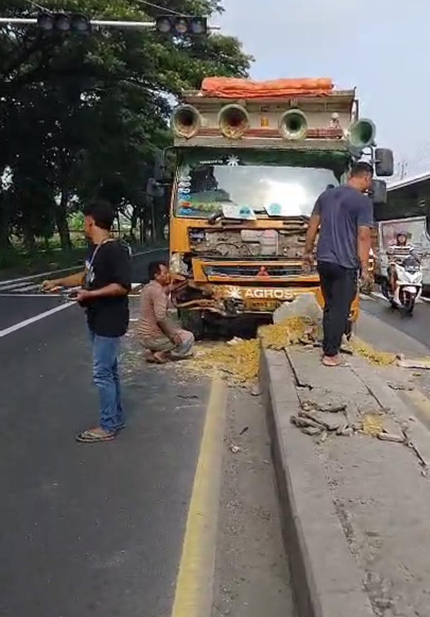 TIDAK ADA KORBAN JIWA: Truk bermuatan pasir W 8797 UA mengalami kecelakaan di dekat jalan lingkar utara di Desa Plosowahyu, Kecamatan Lamongan. (GAMAL A/RDR.LMG)