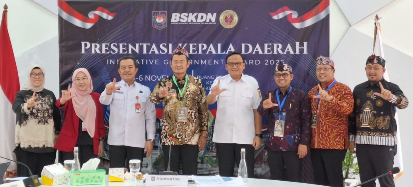 INOVATIF: Bupati Yes mempresentasikan dua inovasi daerah di ruang sidang utama Kemendagri Jakarta Pusat, kemarin (5/11).