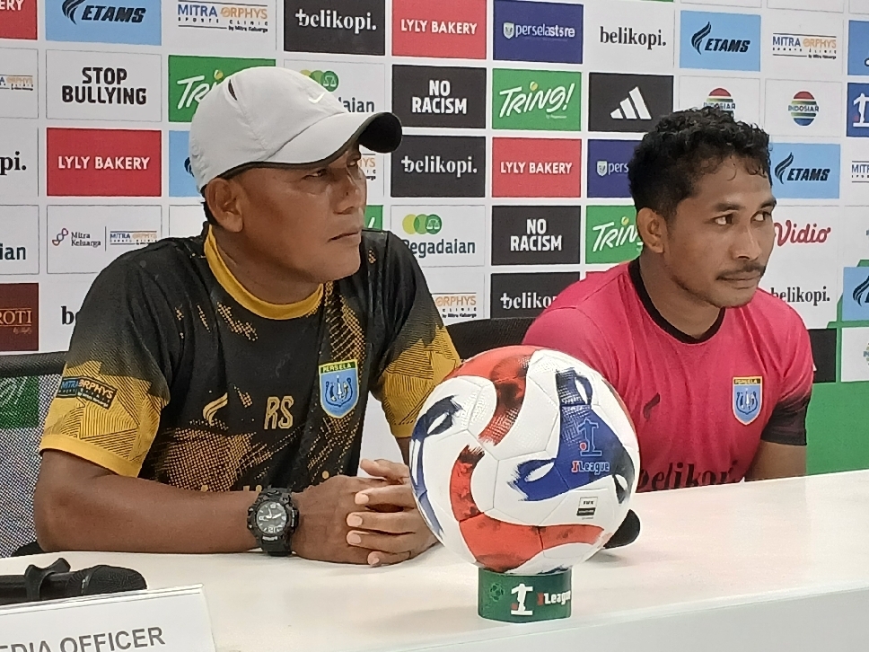 Karteker pelatih Persela Lamongan, Ragil Sudirman bersama Doddy Alexvan Dijn saat sesi konferensi pers jelang laga kontra Persipal Palu di Stadion Surajaya.