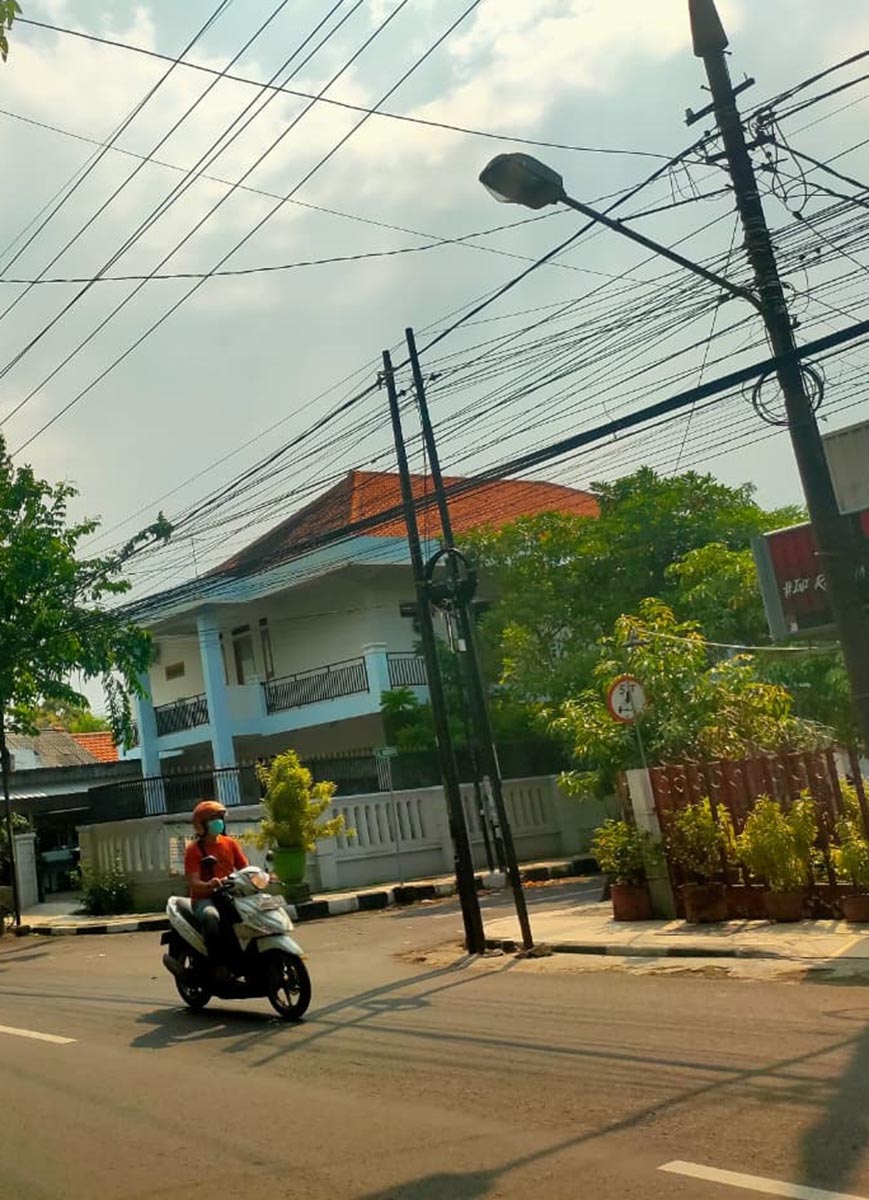 PENERANGAN MALAM: Salah satu PJU di Lamongan. Pemkab tahun ini menargetkan pemasangan 237 titik PJU tuntas bulan ini. (RIKA RATMAWATI/RDR.LMG)