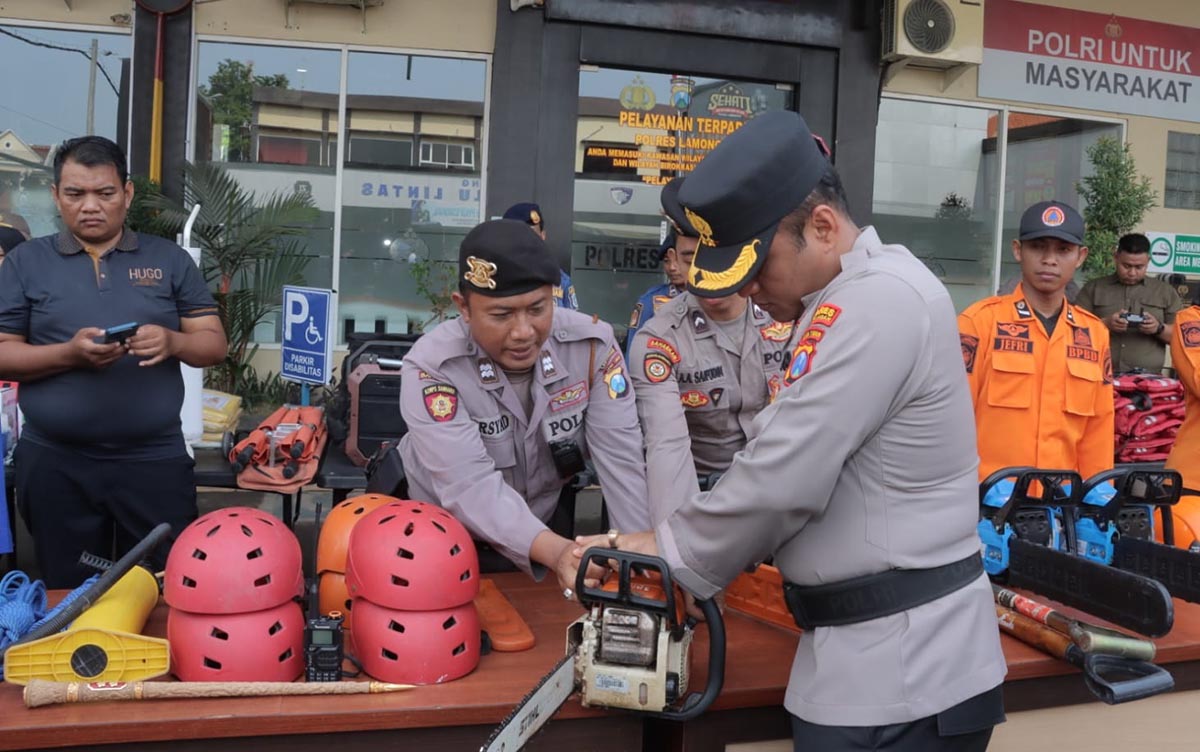 SIAPKAN PERSONEL DAN PERALATAN: Apel siap tanggap darurat bencana digelar di halaman Mapolres Lamongan Rabu pagi. (GAMAL A/RDR.LMG)