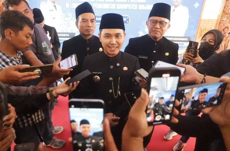 PENYEGARAN: Bupati Mojokerto Muhammad Albarraa didampingi Sekdakab Teguh Gunarko saat memberikan keterangan pers seusai mutasi kepala dinas, beberapa waktu lalu. (sofan/jprm)