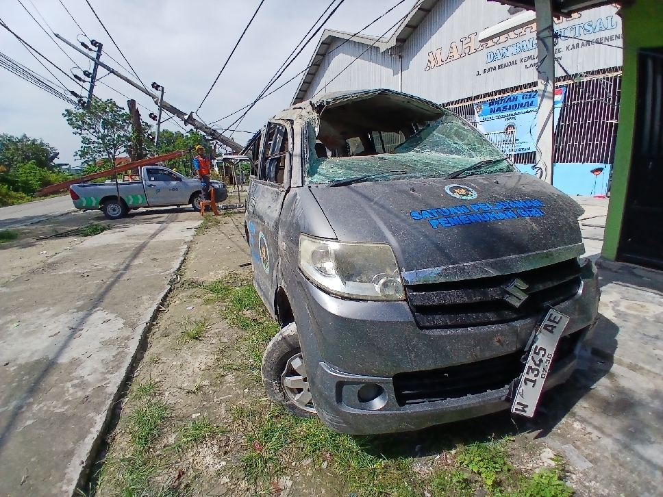 Mobil operasional program pemenuhan gizi rusak parah usai menabrak becak dan tiang listrik di Jalan Raya Kendalkemlagi, Karanggeneng, Jumat (7/11) pagi.