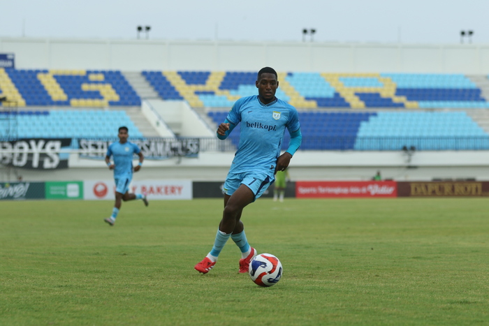 PEMAIN KUNCI: John Mena menjadi salah satu pilar Persela saat menghadapi Persipal nanti sore di Stadion Surajaya Lamongan. (ANJAR DWI PRADIPTA/RDR.LMG )