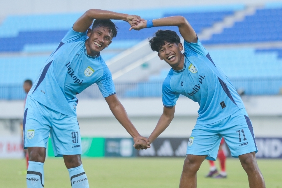 M.Affani Ubaidillah (kanan) merayakan gol perdananya dengan Adam Maulana.