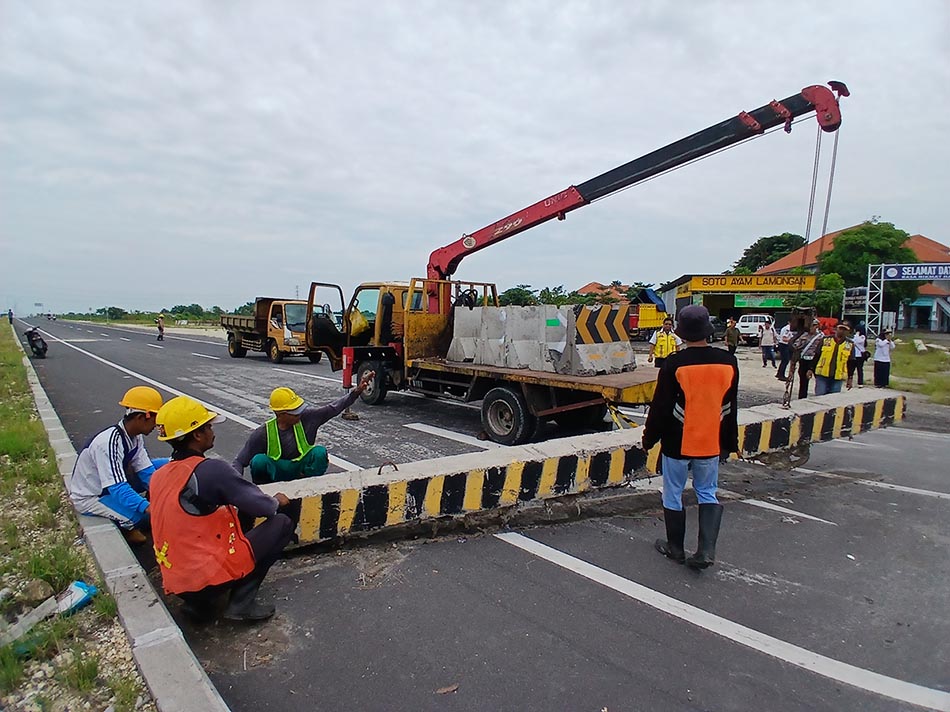 DIUJI COBA DULU: Barrier yang dipinggirkan karena JLU kembali diuji coba selama sebulan. (ANJAR DWI PRADIPTA/RDR.LMG)